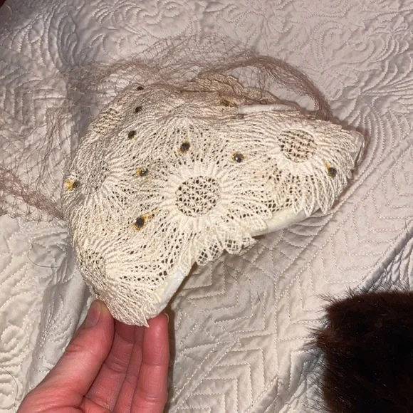 Gorgeous Vintage Hat box with assorted hats including Fur hats - Picture 6 of 15